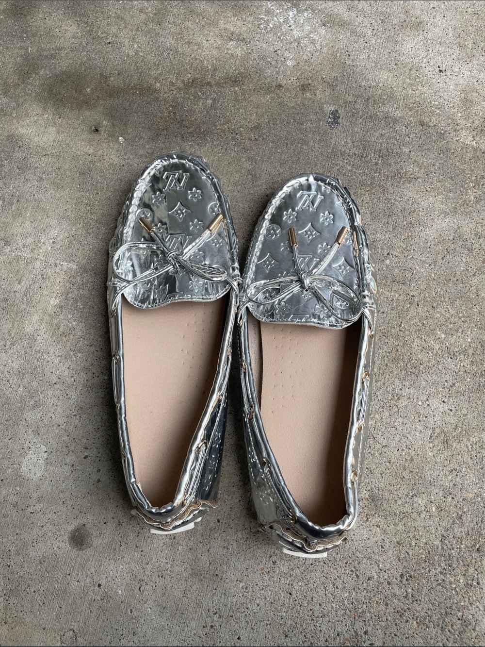 💥NI💥 Embossed Metallic Silver Loafers with Bow Detail